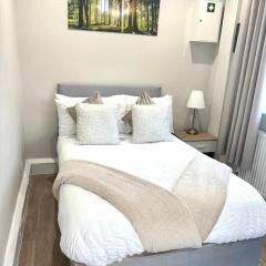 Large House Erith DA8 - 6 BDR - Sleeps up to 12 Guest - Parking - Garden - WiFi- Contractors - Families - Groups - Discounts Available for Long Term Bookings!