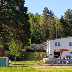 Maison spacieuse avec spa et terrain de jeux en lisière de forêt - FR-1-589-757
