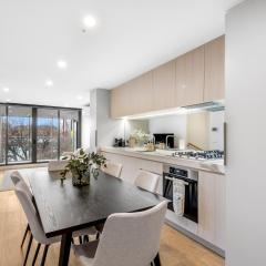 Spacious 2 Bedroom Loft with Pool and Gym Access - West Melbourne