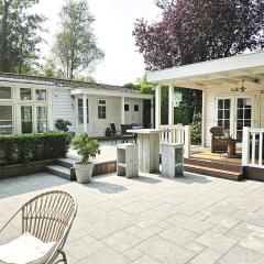 Chalet Kieftveen with hot tub for four Person