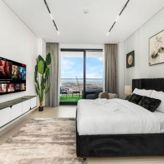 Modern Studio with Jacuzzi and Premium Amenities