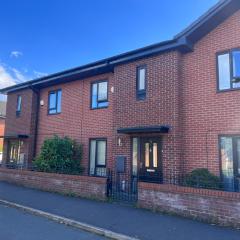 Spacious 2 bed house in Manchester with Private Parking