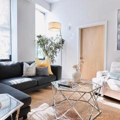 Downtown 5B2B Apt, Sleeps 10, Near PPAC & Events