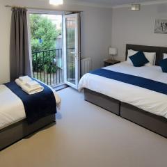 Dragonfly Abodes 4-Bed Sleeps 9 Near MoD with Parking