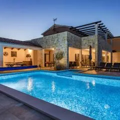 Villa Cirka in Central Istria for 14 persons with a 36 m2 heated pool, gaming & activities for kids and adults