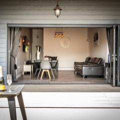LIONHEART LARGE LUXURY ACCESSIBLE LODGE - Sleeps 12 ,Dog Friendly,Near Sherwood Forest at Fairview Farm Nottingham great for Family Gatherings ,Groups ,Parties