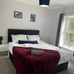 2-Bed Near Lincoln City Centre with Parking