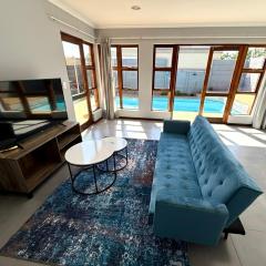 Hideaway-Poolside Comfort cottage 3km to the Beach