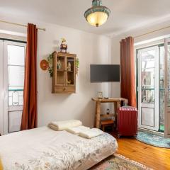 Romantic Alfama Balcony Apartment - 10 minutes from Terreiro do Paço