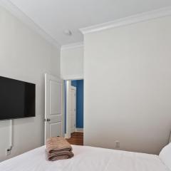 Renovated Dog Friendly Duplex Near Food & Fun Fully Fenced Yard and Private Parking