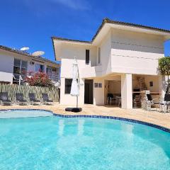 Refúgio em Búzios: Piscina, Sauna e Conforto