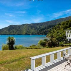 Waterfront Marlborough Sounds Retreat - 15min drive from Picton