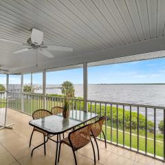 Relaxing Riverfront Haven Heated Pool River Views