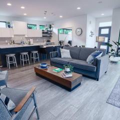 3 bed 3 bath Modern Luxury Home with Hot Tub and Rooftop Patio