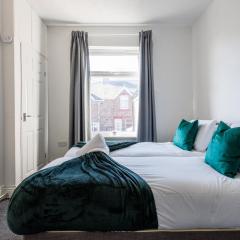 3 Bed House - Sleeps 5 - Parking - Wifi