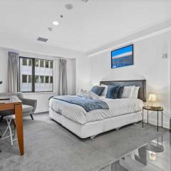 Cozy Room with King Bed, Gym and Pool Zodiak Stays
