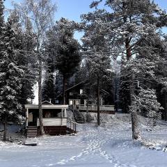 Cozy Arctic Lakeside Cottage with private sauna