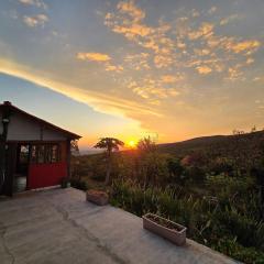 Sítio com lindo pôr do sol, tranquilidade na serra de Carrancas com riacho