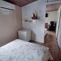 KITNET k1 em TORRES-RS - Na mais bela praia Gaúcha - 2 quartos - Frigobar - micro-ondas - banheiro - ar condicionado split - TV smart 32' - Wi-Fi - Anfitriã Superhost no BnB