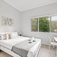 Modern Private Double Room - Centrally Located - Shared Bathroom