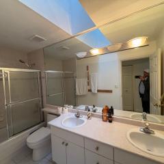 Vancouver Home - Downtown 15 Min, Transit Access - Free Parking & Wi-Fi