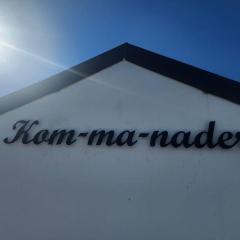 Kom ma nader