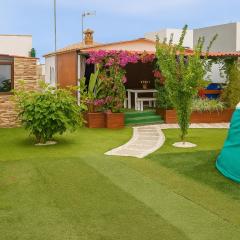 "Chalet La Buganvilla con Piscina Privada y Jardín Cerca de la Playa en Chiclana"
