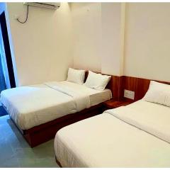 Hotel Rudraksh Palace ! near Sai baba mandir & Main places - Premium Family Rooms with Fully Air Conditioned and Free Wi-Fi ! Best Facilities Hotel