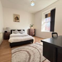 4 Beds-Sleeps 8-Central-Office Space