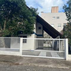Casa com 02 quartos 150m da praia