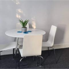 Cosy 2-Bed Apartment - Sleeps 4 & Central