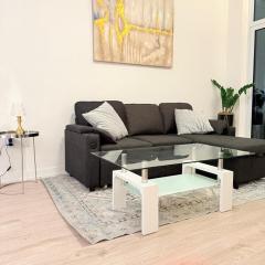 Modern & luxurious Condo with Parking, Erin Mills Area