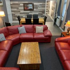 Spacious Holiday let midway between Edinburgh and Glasgow with three shower rooms