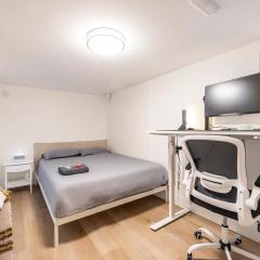 King West - Homestay - Lower Floor - Private Room, Share Bathroom