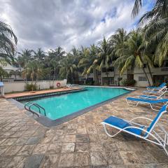 Charming Apartment with Pool View Near the Beach
