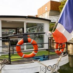 Péniche insolite sur la Seine - près de Paris