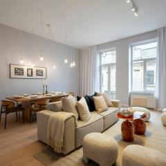 Universitatii Designer 3BR Apartment - Grand Windows High Ceilings & Central Balcony Views