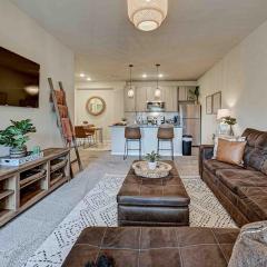 Boho Oasis w KING Bed w POOL Nr AIRPTShoppingDWTN