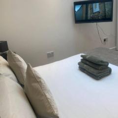 Stunning Studio2, Banstead with free off st parking