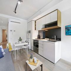 Bright & Modern 2BR Apt Walk to Central