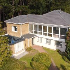 5 Bed House - Pool - Hot Tub - Sauna - Pool Table - Near New Forest and Beach - Sleeps 12