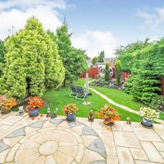 Central to town, 4 bedrooms, sleeps 7, parking for 4 plus cars