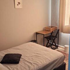 Pequeno quarto no coração de Curitiba