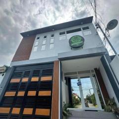 Tony's City Centered Budget Room