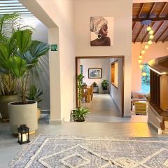 MANSION BR VILLA Piscina, Jacuzzi, 6 min de Provenza