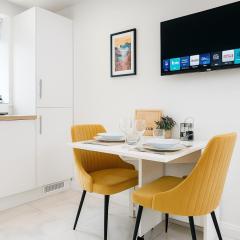 The Nest-Tiny Modern Flat, free parking, underfloor heating, easy access to M40