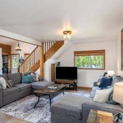 Cozy Lakefront Retreat