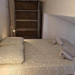 Duplex Mezzanine au calme Place de l'Horloge