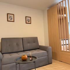 Moderno Loft Urbano con Balcón