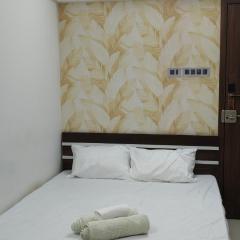 Studio Flat Luxury Balcony AC Near Airport